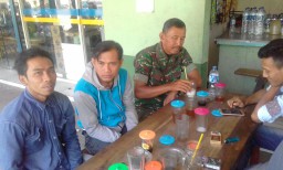 Babinsa Koramil 0816/17 Komsos dengan warganya