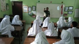 Pembinaan karakter kepada siswa siswi yang dilaksanakan oleh Babinsa Koramil 0816/11 Tarik