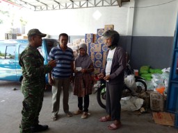 Babinsa Koramil 0816/17 Gedangan komsos dengan warga