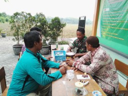 Babinsa 0816/06 Melakukan Kegiatan Komsos di Desa Binaannya.