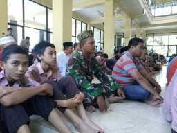Babinsa Koramil 0816/17 Gedangan melaksanakan Sholat Jumat di desa binaan
