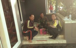 BABINSA BERSAMA BHABINKAMTIBMAS MELAKSANAKAN KOMSOS DENGAN WARGA