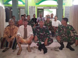 Anggota Koramil Jabon Pelda Sholikin melaksanakan patroli keliling wilayah Kec. Jabon