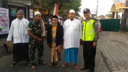 Babinsa Dan Bhabinkamtibmas Tanggulangin Amankan Sholat Idul Adha.