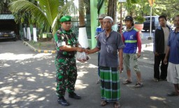 Koramil 0816/07 Krembung Serma A Rofiq K melaksanakan Pembagian Daging Qurban.