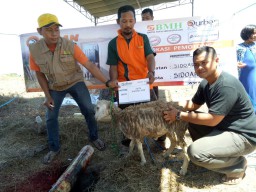KODIM 0816 SIDOARJO DAN BMH SIDOARJO BANTU WARGA SEMAMPIR.
