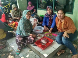 Koramil 0816/09 Krian Jadikan Idul Adha bekerja bersama beserta Ibu Persit Ranting 10 Krian