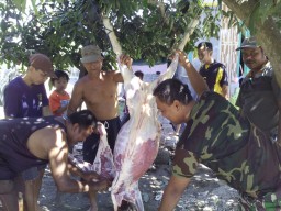 serka Sukardi Berbaur dengan Warga Desa Jiken Potong Hewan