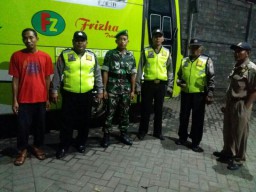 Babinsa serka muh khudhori dan babinkamtibmas pantau pelaksanaan Hari Raya Idul Adha 1438 H