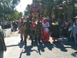 Babinsa Koramil 0816/13 Wonoayu Melaksanakan Pengamanan Kegiatan Karnaval HUT RI ke 72