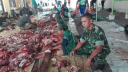 BABINSA DESA SIDOKEPUNG MEMBANTU PEMOTONGAN HEWAN QURBAN