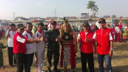 BABINSA DESA SIDOKEPUNG MENGIKUTI KARNAVAL DAN JALAN SEHAT