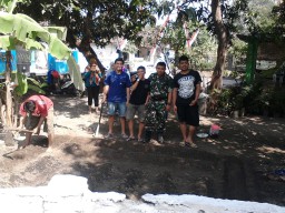 Babinsa Ramil 0816/07 Krembung komsos bersama Mahasiswa UMSIDA Di Desa Tanjek Wagir