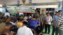 BATIKOMSOS RAMIL 0816/03 BUDURAN BESERTA 2 ORANG BABINSA MENDAMPINGI DISTRIBUSI KARTU TANI