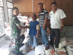 Babinsa Urang Agung Bantu Distribusikan Raskin