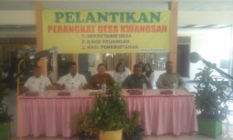 DANRAMIL 0816/18 SEDATI BERSAMA BABINSA HADIRI PELANTIKAN PERANGKAT DESA KWANGSAN.