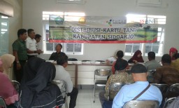 KORAMIL 0816/16 WARU DAMPINGI PEMBAGIAN KARTU TANI DI BALAI DESA WARU