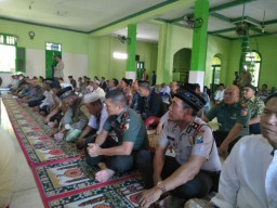 Dandim 0816 Sidoarjo Melaksanakan shalat Jumat Bersama Danramil dan Kapolsek Tanggulangin.