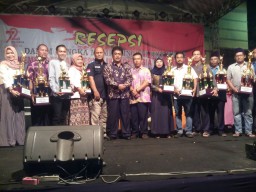 FORKOPIMKA SEKECAMATAN TULANGAN BERSAMA PASKIBRAKA KUMPUL BARENG DI PENDOPO KECAMATAN TULANGANN