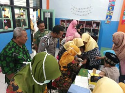 Babinsa Koramil 02/Candi Kawal Program Imunisasi Campak Dan Rubella