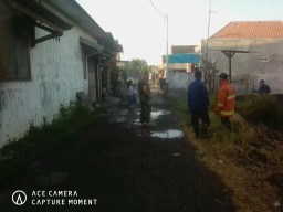 Babinsa 09/Krian ikut bantu padamkan kebakaran di Krian