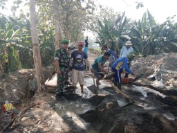 Warga Serma A Rofiq melaksanakan Kegiatan Gotong Royong di Desa Tanjek Wagir.