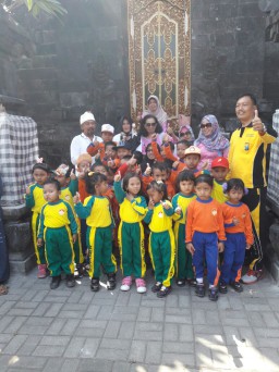 Anggota Ramil 0816/07 Krembung Bersama TK Dharma Wanita Tambak Reja Di Pura Penataran Mergowening