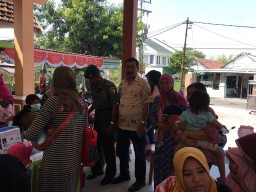 BABINSA 0816 BERSAMA DINAS UPT ABK SIDOARJO MENINJAU POSYANDU DI DESA SEMAMPIR