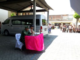 Babinsa Sidoarjo kota menjadi Juri lomba PBB di STKIP PGRI Sidoarjo