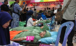 ANGGOTA DAN IBU PERSIT KORAMIL 0816/13 WONOAYU MELAKSANAKAN DONOR DARAH