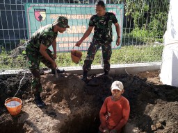 BABINSA KORAMIL 01/SIDOARJO KOTA BANTU WARGA MEMBUAT JAMBAN
