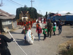 Babinsa Koramil 0816/09 Krian dampingi warga menyaksikan Reog Ponorogo