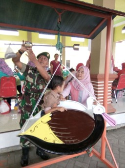 Babinsa Koramil 0816/13 Wonoayu Dampingi Posyandu diwilayah binaan