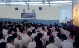 NOBAR FILM G 30 S/PKI BERSAMA SISWA-SISWI SMK PENERBANGAN SEDATI