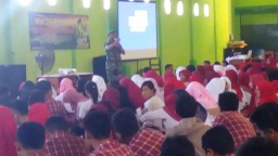 DANRAMIL 0816/03 BUDURAN BESERTA 4 ORANG ANGGOTA MENGHADIRI NOBAR FILM G 30 S/ PKI