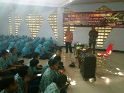 Menanamkan jiwa patroitisme serta menghargai jasa para pahlawan dengan cara nobar bersama SMA 1 Muhammadiyah Taman