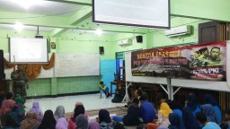 Nobar film G 30 S PKI bersama siswa siswi SMA Wachid Hasyim 2 Taman