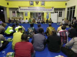 KORAMIL 0816/16 WARU HADIRI CANGKRUKAN POLSEK WARU BERSAMA POLRESTA SIDOARJO DI PENDOPO DESA WARU