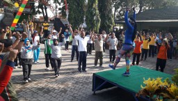 KORAMIL 0816/16 WARU MELAKSANAKAN SENAM KESEGARAN JASMANI BERSAMA FORKOPIMKA WARU DI HALAMAN KORAMIL 0816/16 WARU SIDOARJO