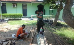 Anggota Ramil 0816/ 07 Melaksanakan Giat Perbaikan pangkalan.