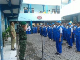 Upacara bendera rutin setiap hari senin untuk menanamkan rasa disiplin dan nasionalisme bagi siswa SMP Muhammadiyah 2 Taman