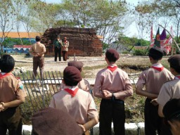 BHAKTI SAKA WIRA KARTIKA DAN BABINSA MENGADAKAN KERJA BHAKTI DI CANDI TAWANG ALUN.