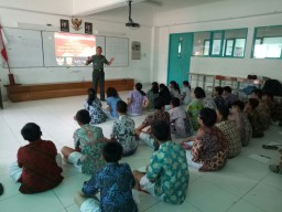 Danramil 0816/17 Gedangan memberikan materi Wasbang
