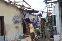 300 Personel Diterjunkan Pasca Angin Puting Beliung