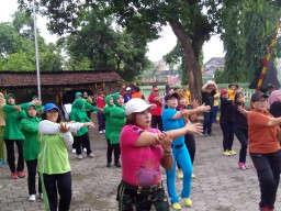 MENJAGA KEKOMPAKAN ANTAR APARATUR KEWILAYAHAN DAN PARA KEPALA DESA, DANRAMIL 0816/12 PRAMBON JUGA IBU2 PERSIT RANTING 13 BESERTA KEPALA DESA SEWILAYAH KECAMATAN PRAMBON SENAM SKJ DI HALAMAN KANTOR MAKORAMIL 0816 / 12 PRAMBON