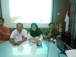 BAMIN BAKTI TNI KORAMIL 0816 / 12 PRAMBON SERMA SUHARTONO MEMBERIKAN PENYULUHAN DAN WAWASAN TENTANG PENTINGNYA KESEHATAN DI WILAYAH BEKERJASAMA DGN PUSKESMAS KEC PRAMBON