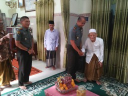 Silaturahmi Pangdam V/Brawijaya dikediaman Kh.M Sholeh Qosim pimpinan pondok pesantren Bahauddin Al-Ismailiyah