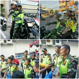 Petugas gabungan dari unsur TNI, Polri dan Satpol PP melakukan patroli perayaan Missa Natal 2017