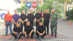 Babinsa Rangkah Kidul latih PBB dan tanamkan disiplin pada para security