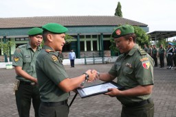 Dandim 0816/Sidoarjo berikan penghargaan terhadap anggota yang berprestasi